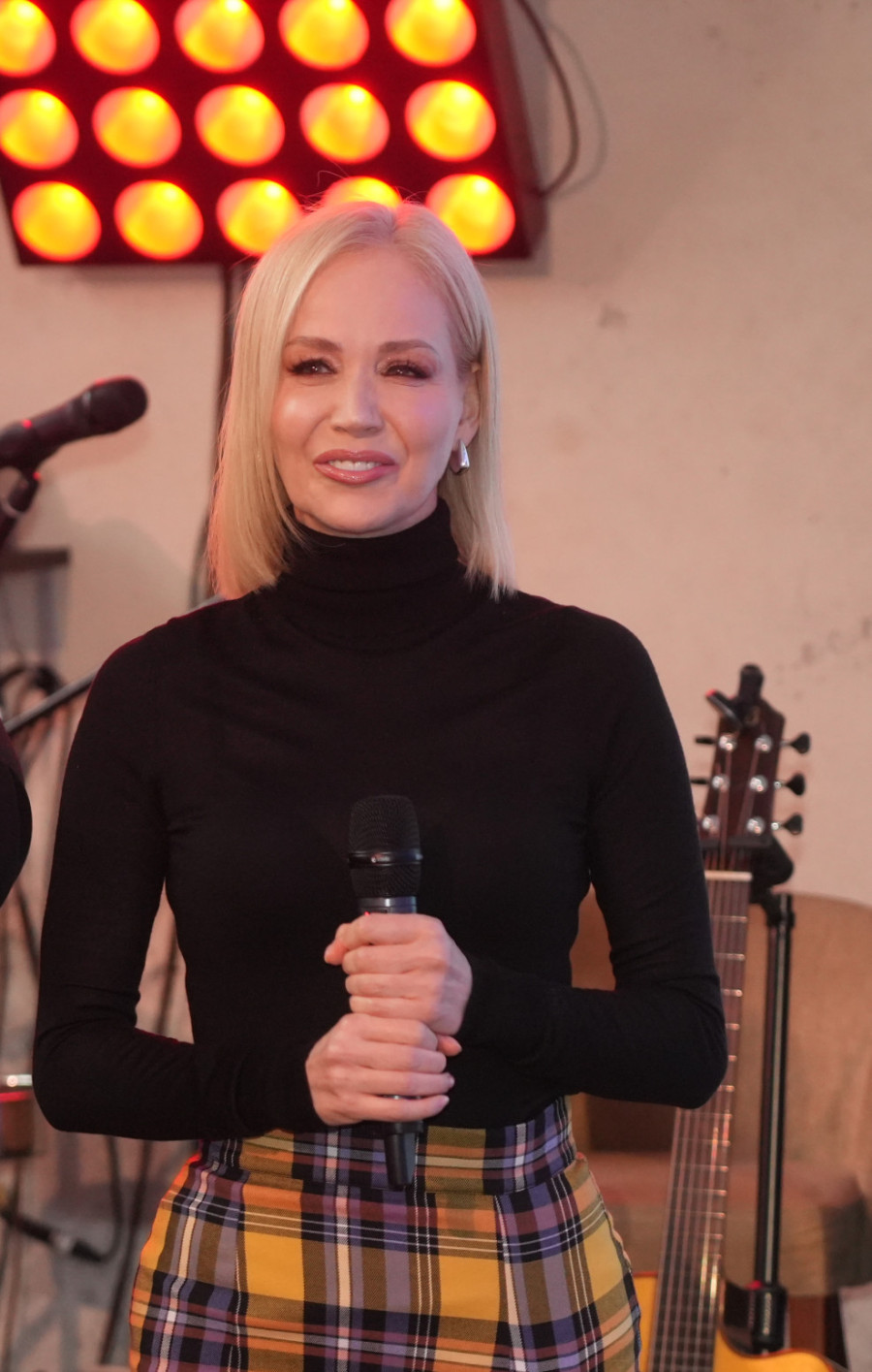 Jelena Rozga sve lepša i zgodnija: O njenoj suknji ne prestaje da se priča FOTO