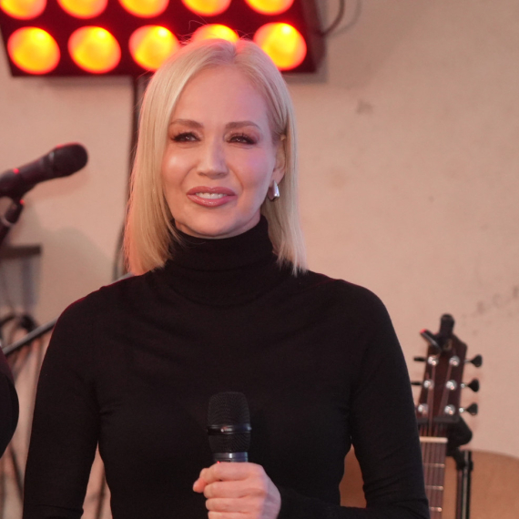 Jelena Rozga sve lepša i zgodnija: O njenoj suknji ne prestaje da se priča FOTO