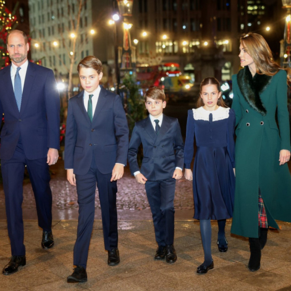 Porodična slika raznežila svet: Kejt Midlton i princ Vilijam čestitali praznike FOTO