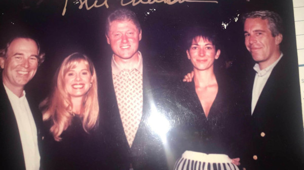 Objavljene nove skandalozne Epstajnove fotografije: Isplivala i ponuda o "prodaji" devojke FOTO