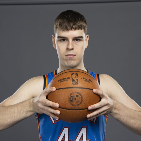 Nikola Topić posle dva meseca na terenu – bez kose, ali u prepoznatljivom prodoru! VIDEO