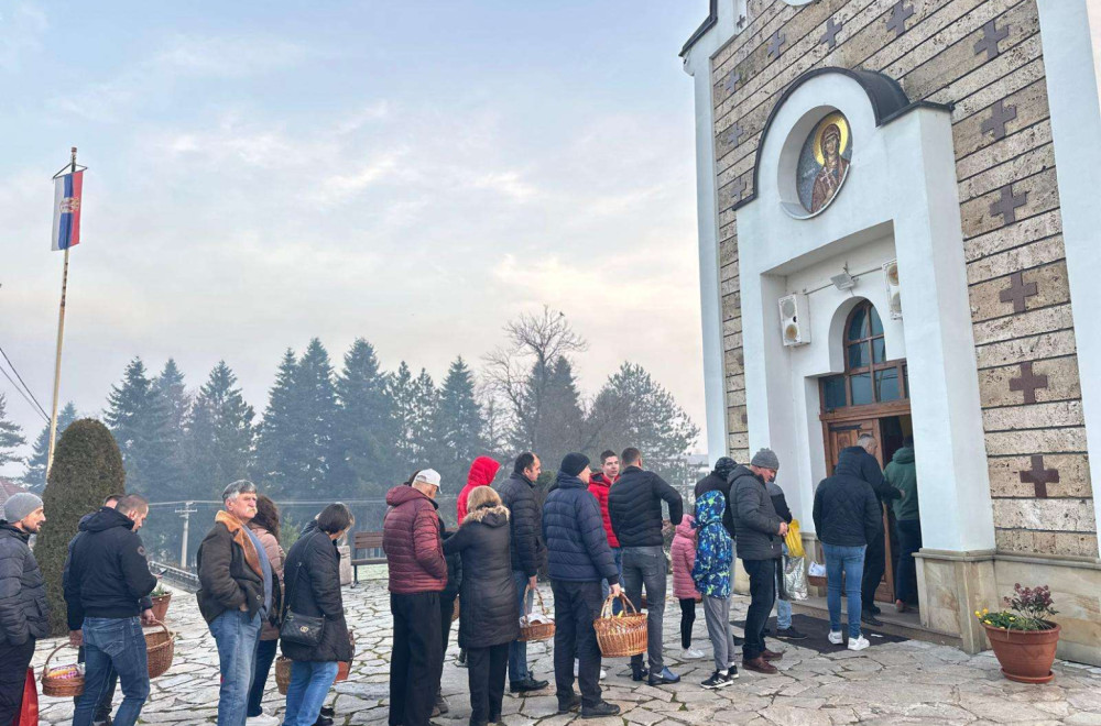 Prelepe slike ispred crkve za Svetog Nikolu