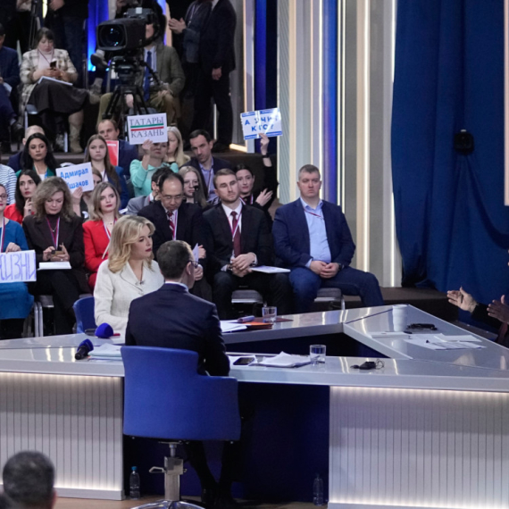 Novinar zaprosio devojku pred Putinom: Ruski lider oduševio reakcijom VIDEO