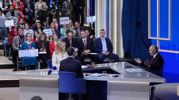 Novinar zaprosio devojku pred Putinom: Ruski lider oduševio reakcijom VIDEO