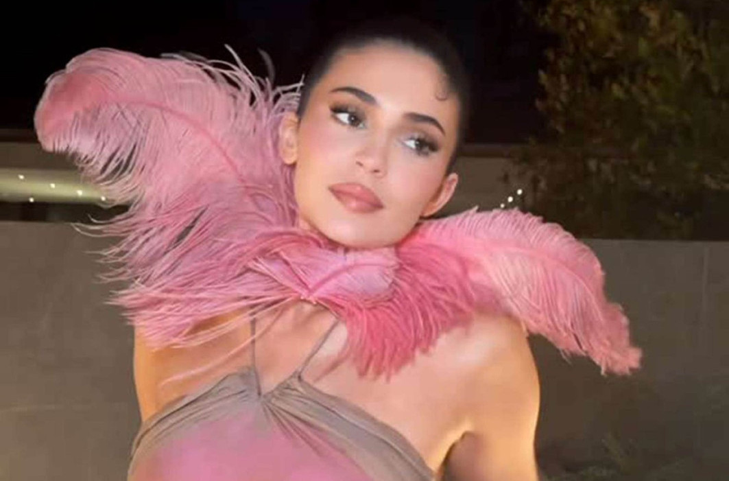 Seksi vila – njen novi nadimak: Ona je bomba i kad ne otkrije grudi FOTO/VIDEO