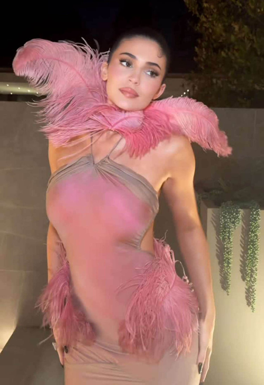 Seksi vila – njen novi nadimak: Ona je bomba i kad ne otkrije grudi FOTO/VIDEO