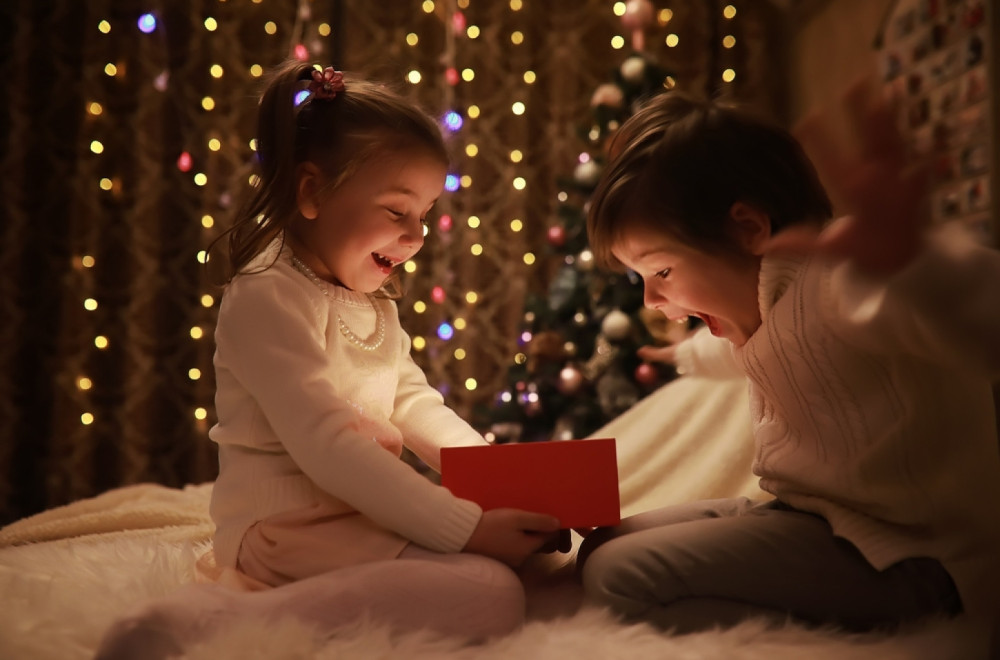 Roditelji skromne dece koja ne žele sve za praznike rade uspešno ove 4 stvari
