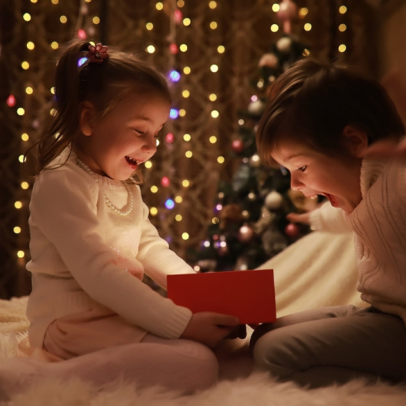 Roditelji skromne dece koja ne žele "sve" za praznike rade uspešno ove 4 stvari