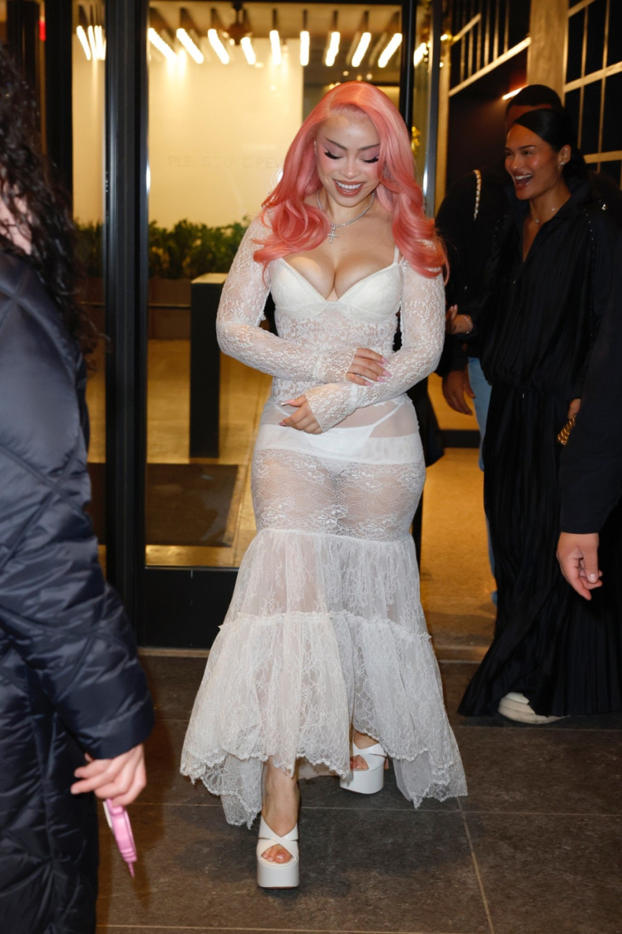 Kontroverzna lepotica na udaru kritika zbog providne haljine na dečjoj premijeri FOTO