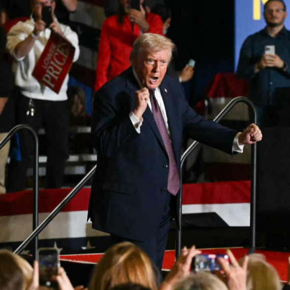 Umesto o ekonomiji, Tramp na mitingu pričao o Melanijinom donjem vešu i svojim problemima: "Neurotičan sam"