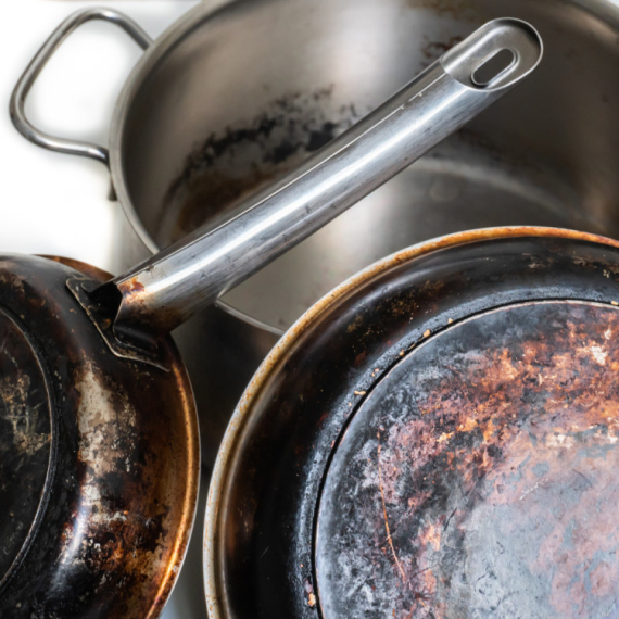 Da li je vaše posuđe opasno? Znakovi da treba da ga zamenite novim