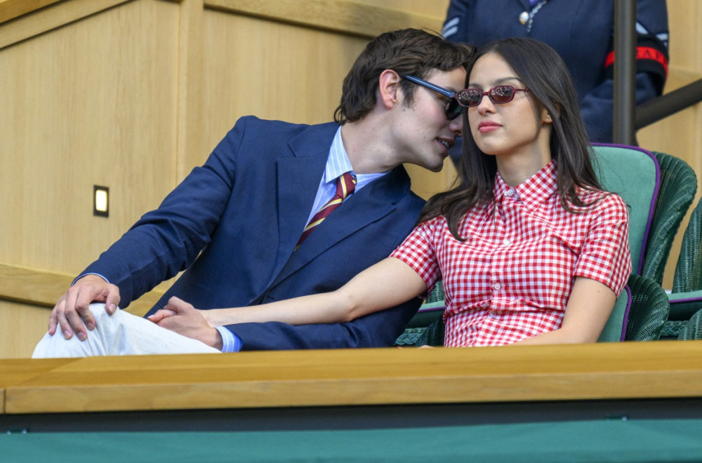 Još jedna ljubavna veza se raspala: Slavna pevačica u suzama FOTO