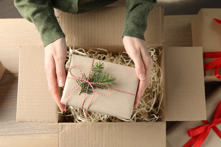 Evo kako da profesionalno upakujete poklon pomoću daske za peglanje VIDEO