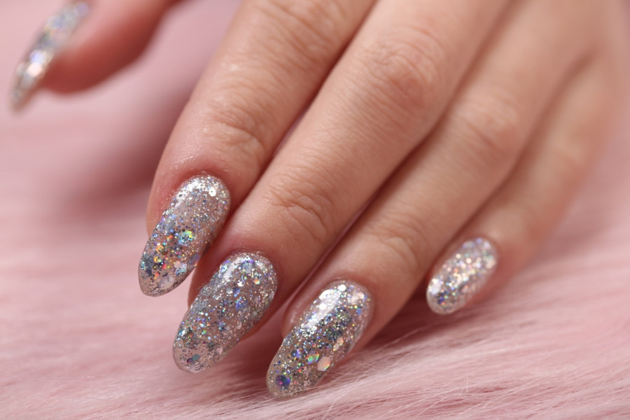 Zašto je srebrni manikir idealan izbor za praznične dane? FOTO