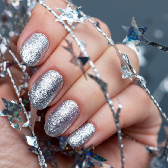 Zašto je srebrni manikir idealan izbor za praznične dane? FOTO