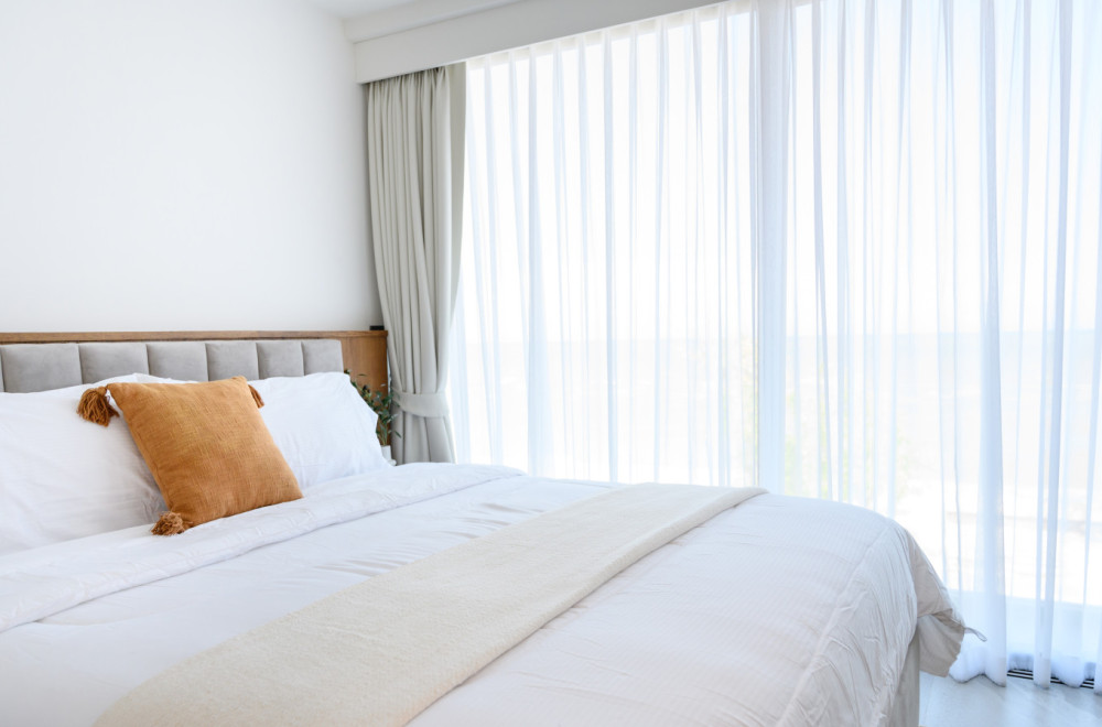 Blistavo bele zavese u tren oka: Prirodni sastojak uklanja i najveće sivilo