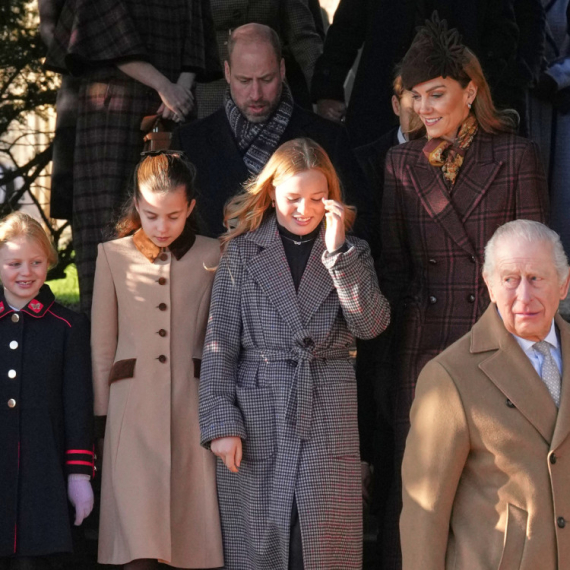 Kralj Čarls u prvom božićnom obraćanju pomenuo majku kraljicu: Evo ko se nije pojavio FOTO