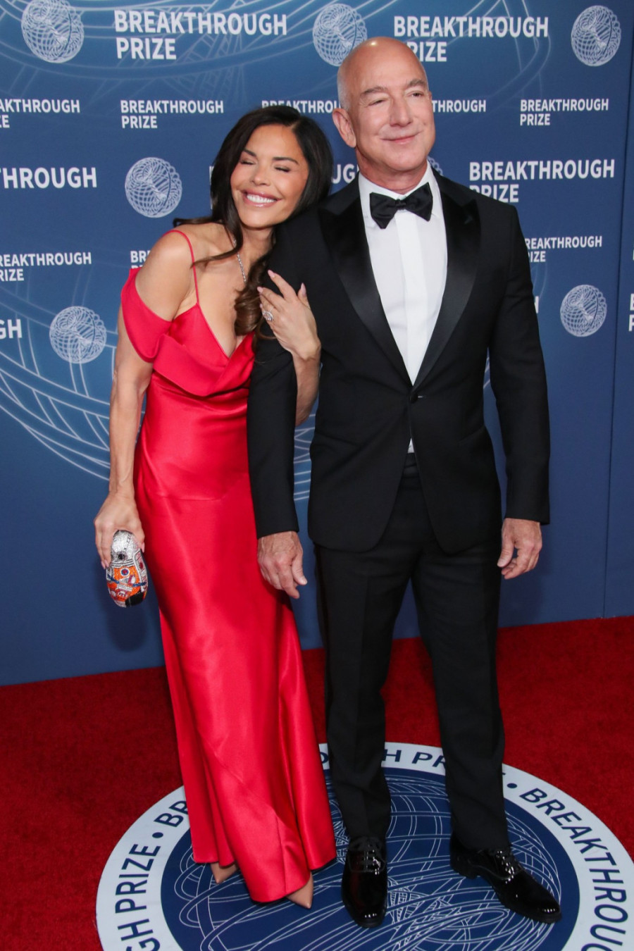 Dok čvrsto drži milijardera za ruku, novcem ipak ne može da kupi stil FOTO