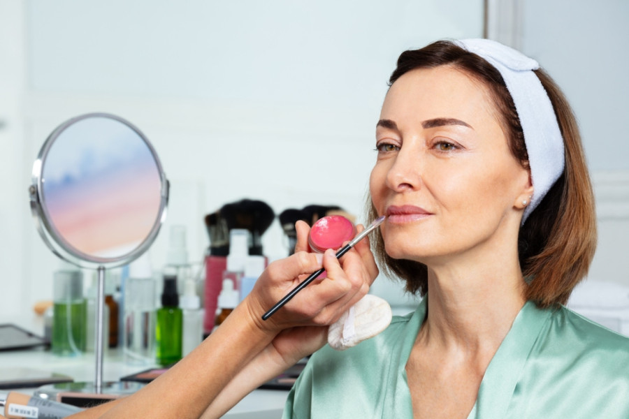 Kako pravilno naneti karmin nakon pedesete, a da ne naglasi bore?