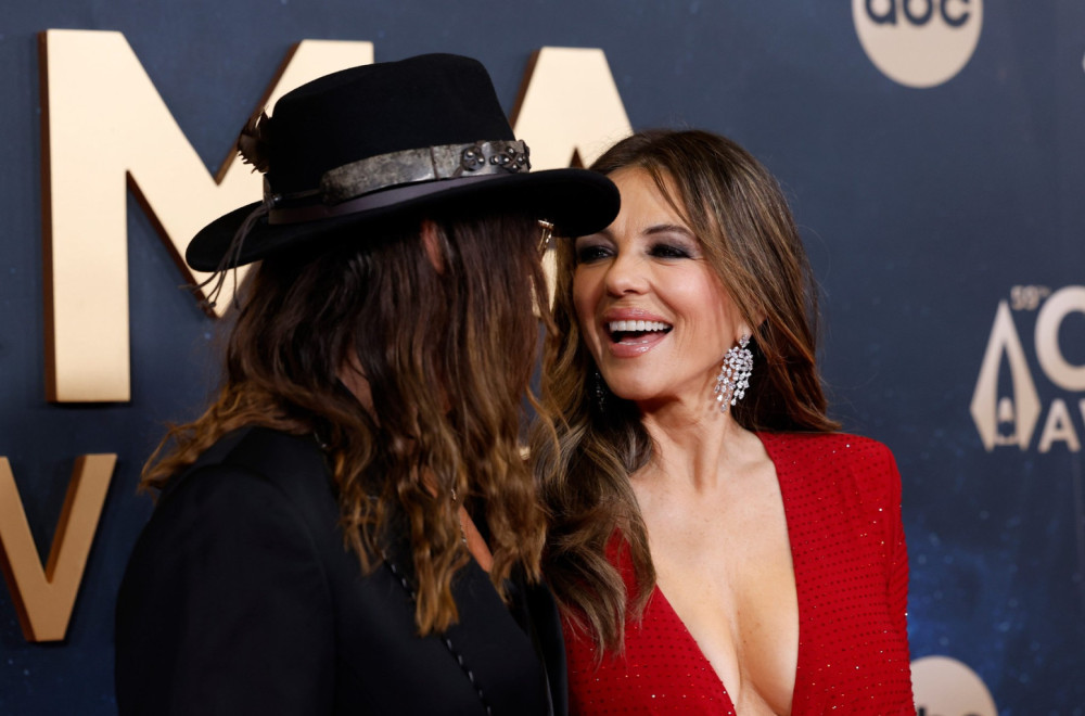 Kraljica bikinija čestitala praznike: Od dečka se ne odvaja, ali izdanjem razočarala FOTO