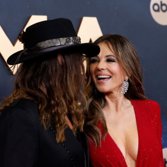 Kraljica bikinija čestitala praznike: Od dečka se ne odvaja, ali izdanjem "razočarala" FOTO