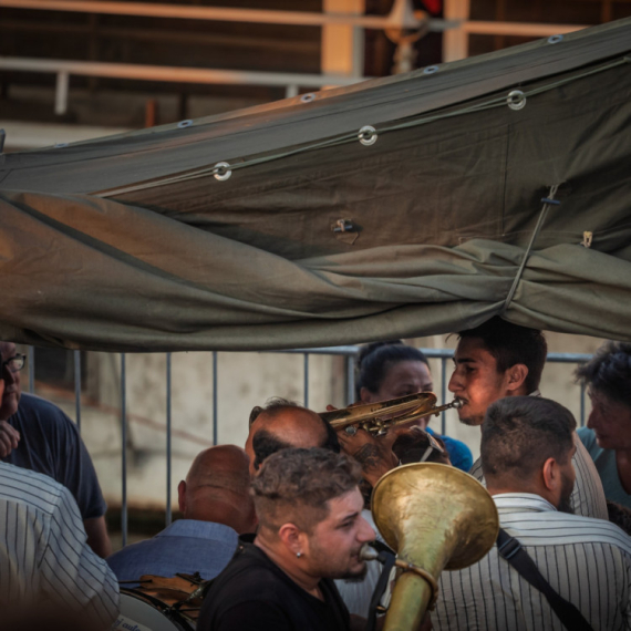 Komšije "zaratile" sa trubačima: Pogodio ih "Đurđevdan" VIDEO