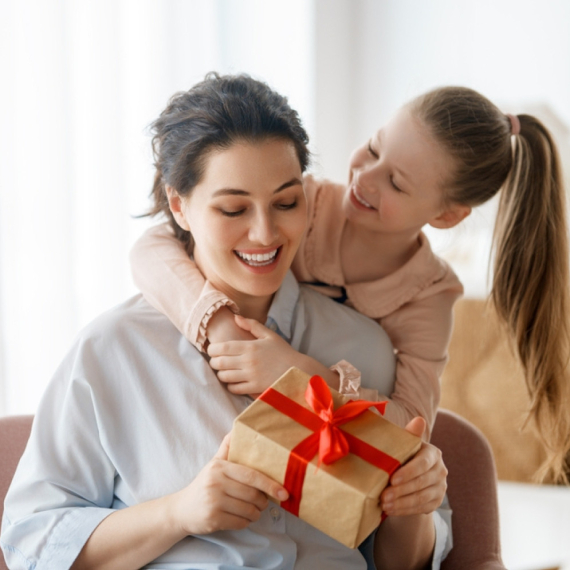 Danas slavimo Materice: Zbog čega se vezuju majke i šta se poklanja deci?