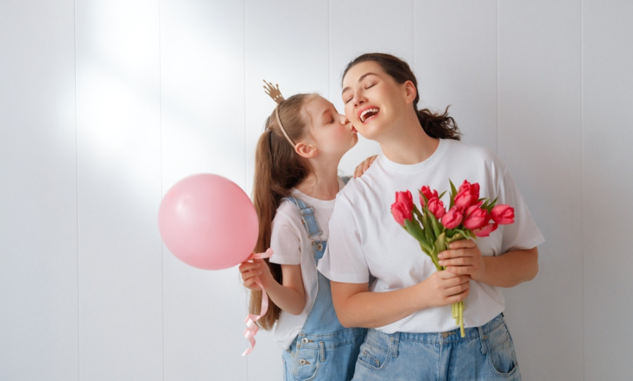 Danas slavimo Materice: Zbog čega se vezuju majke i šta se poklanja deci?