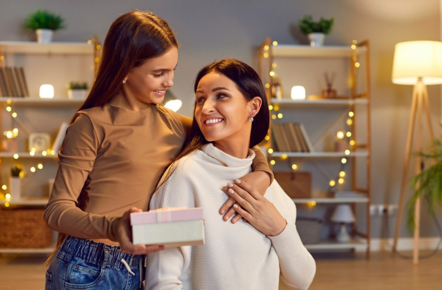 Danas slavimo Materice: Zbog čega se vezuju majke i šta se poklanja deci?