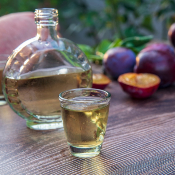 Primarijus upozorio: Svi je pijemo "za probavu", ali rakija zapravo nije lek