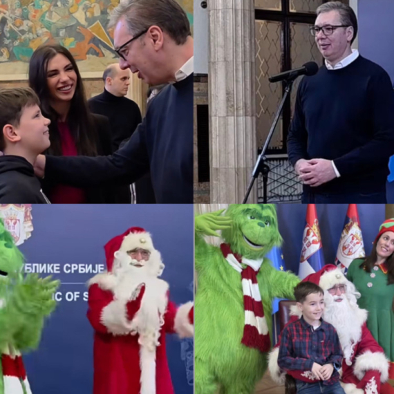 Vučić podelio paketiće deci u Predsedništvu: Draga deco, želim da se radujete; Mnogo sam srećan što vas vidim