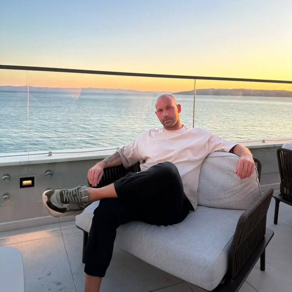 Seksi hrvatski ministar golišavim fotkama zaludeo žene: Mišići i tetovaže u prvom planu FOTO