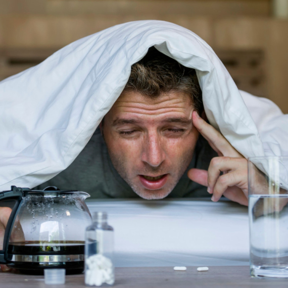 Puno ćete popiti za doček nove godine? Stručnjak savetuje kako da se rešite mamurluka