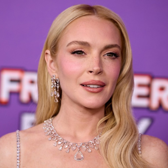 Sve mlađa i mlađa: Za kraj godine – još jedno novo lice "plastične lepotice" Holivuda FOTO