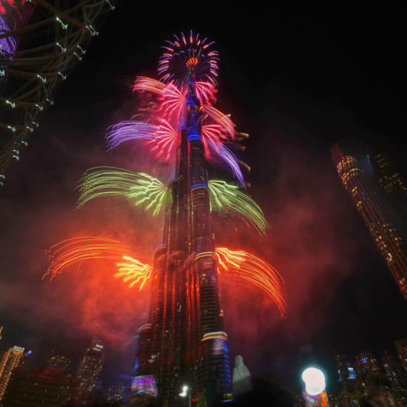 Spektakl širom sveta: Svetlosni performans i vodeni mlazevi sa Burdž Kalife FOTO/VIDEO