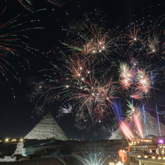 Srbija dočekala Novu godinu; Vatromet iznad piramida; Spektakl kod Partenona FOTO/VIDEO