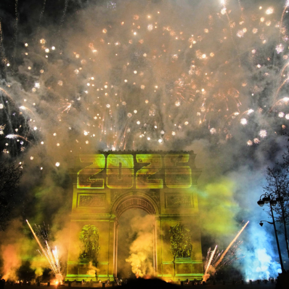 Još nije kraj slavlju; Pariz šljašti; Nova godina dočekana 2026. i na plaži FOTO/VIDEO