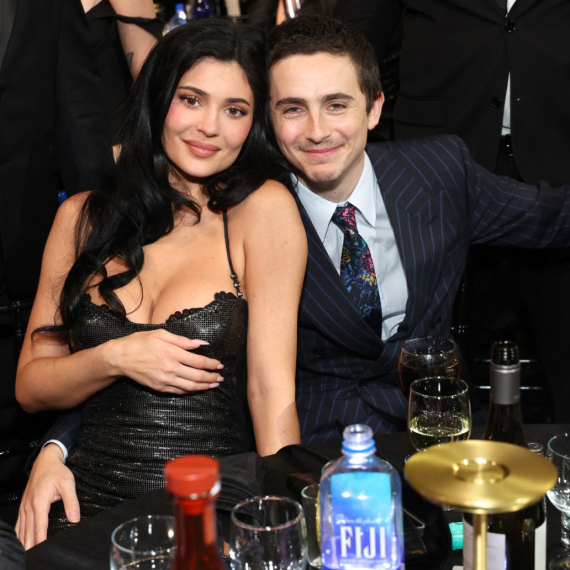 Konačno je priznao da se ne stidi svoje devojke, čak i kad je u senci njenih grudi FOTO/VIDEO