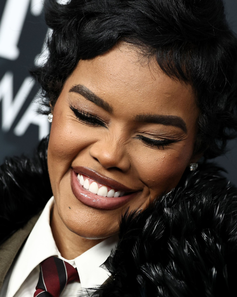 Ko kaže da je haljina neophodna? Ona je seksi i u muškom odelu FOTO