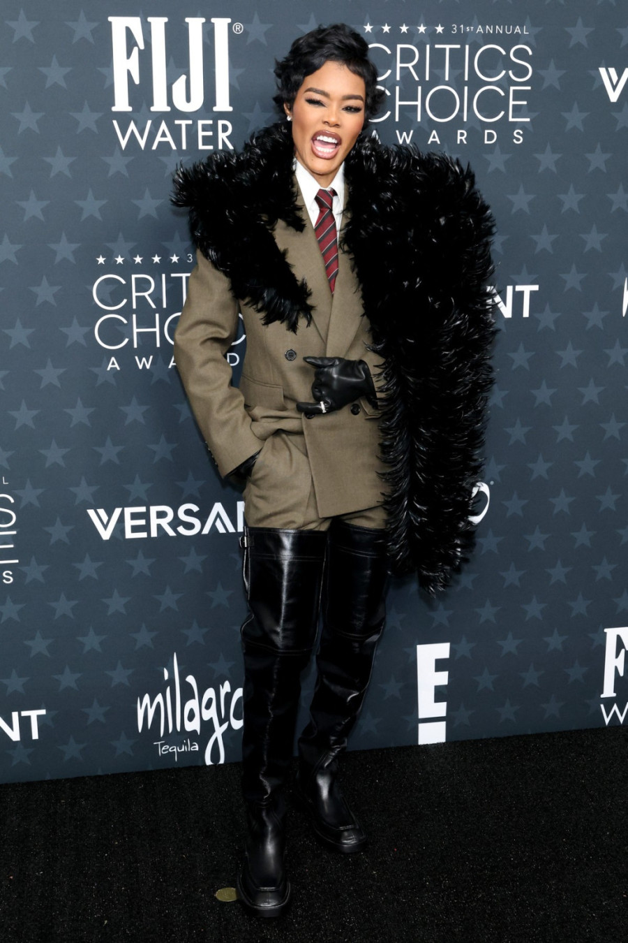 Ko kaže da je haljina neophodna? Ona je seksi i u muškom odelu FOTO