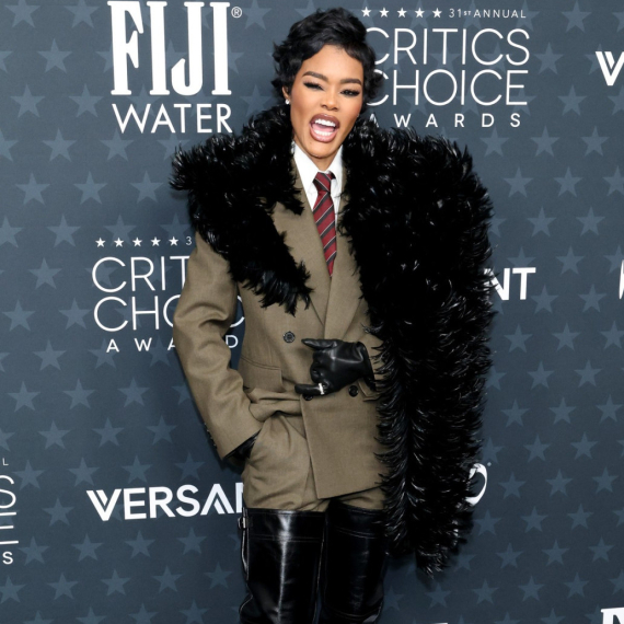 Ko kaže da je haljina neophodna? Ona je seksi i u "muškom" odelu FOTO