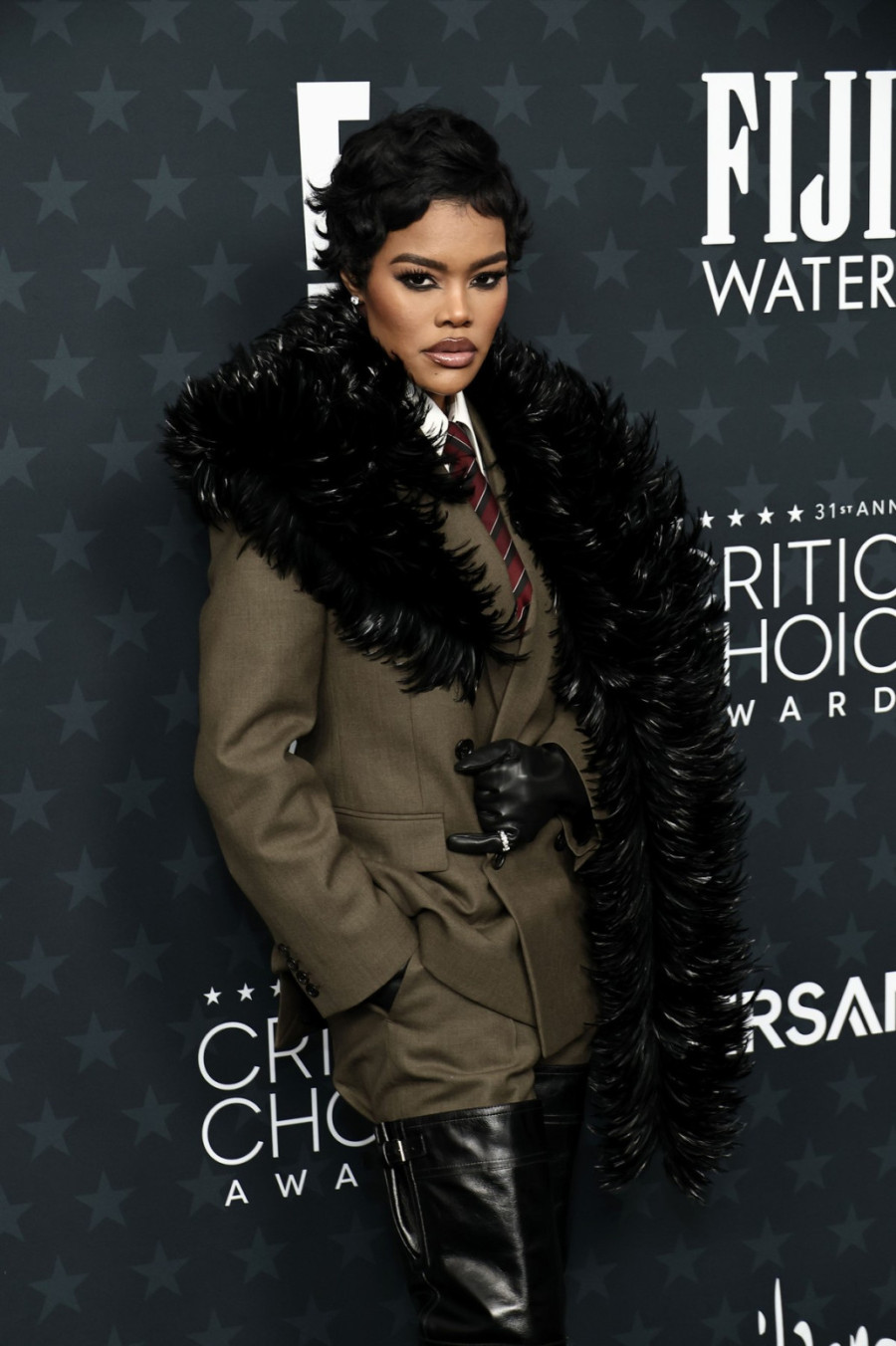 Ko kaže da je haljina neophodna? Ona je seksi i u muškom odelu FOTO