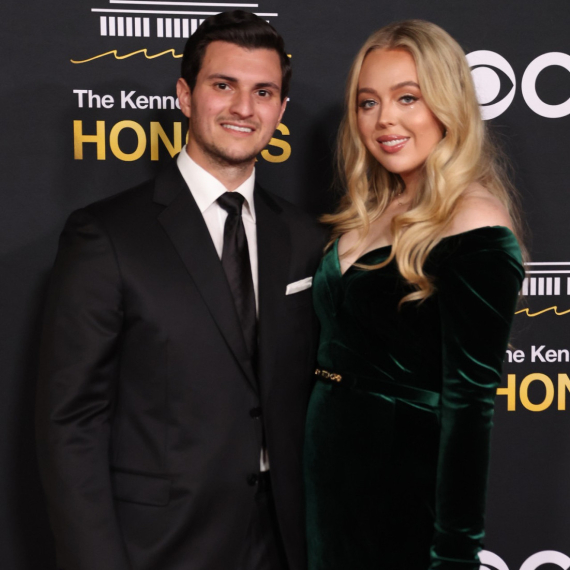 "Jednostavan" život milijarderove žene: Šljokice, čipka i raskoš dok je on drži za ruku FOTO