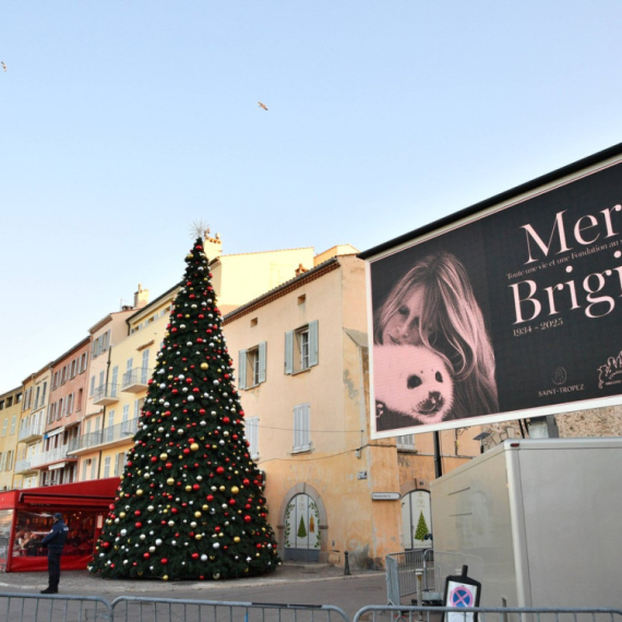 Poslednji ispraćaj Brižit Bardo: Sen Trope prepun ljudi, fanovi odaju počast glumici FOTO