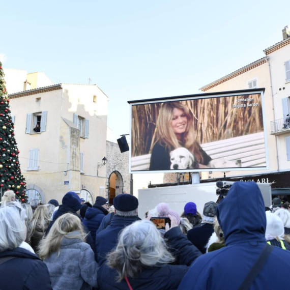 Sahranjena Brižit Bardo: Ceo Sen Trope u suzama FOTO