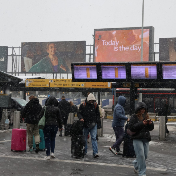 Evropske metropole u kolapsu zbog snega; masovno otkazivanje letova: Preko 1.000 ljudi spavalo na aerodromu