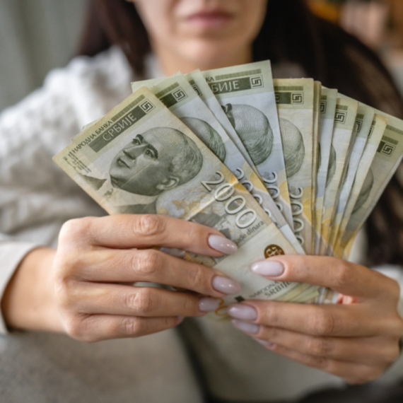 Šta građanima donosi paket od 980,6 miliona evra: Povećanje plata i penzija, jednokratnu pomoć i popuste