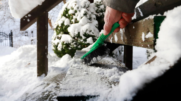 Zaboravite na so: Jeftin sastojak brzo uklanja led sa stepenica
