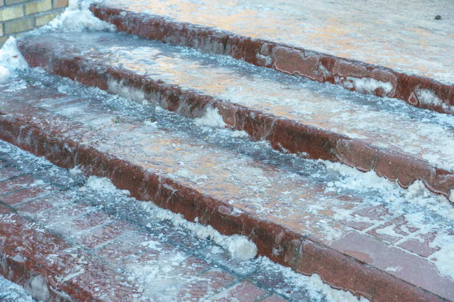 Zaboravite na so: Jeftin sastojak brzo uklanja led sa stepenica