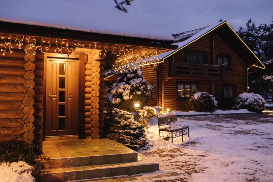 Zaboravite na so: Jeftin sastojak brzo uklanja led sa stepenica